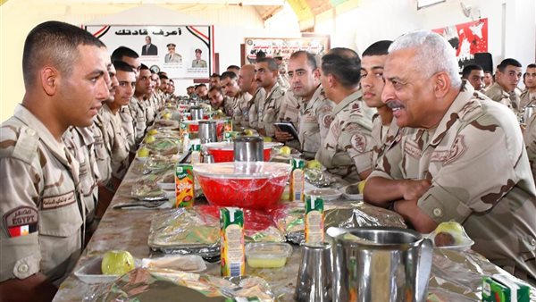 وزير الدفاع يلتقي