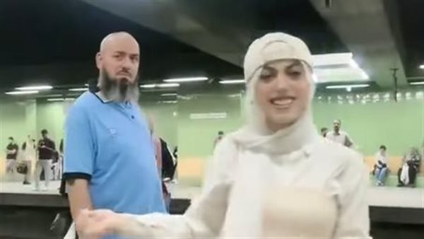 رقص فتاتين داخل إحدى