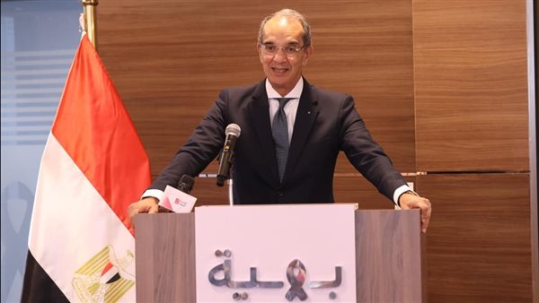 وزير الاتصالات خلال