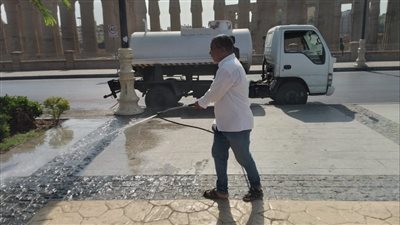 رئيس مدينة الأقصر يتفقد شوارع المدينة ويوجه برفع الإشغالات وتكثيف أعمال النظافة