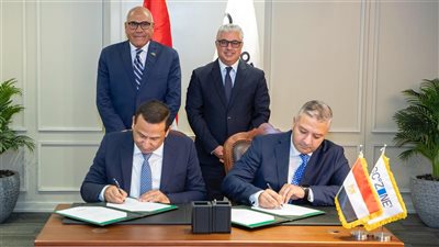 باستثمارات 4.2 مليون دولار.. اقتصادية قناة السويس توقع مشروعين لإقامة ساحات إيداع جمركي للحاويات