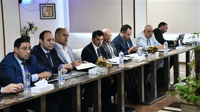 وزير الرياضة يترأس اجتماعا مع عدد من مسئولي الشؤون القانونية بالأندية