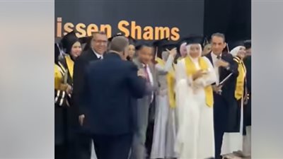 موقف طريف في حفل تخرج.. طالبة تصطحب قطتها إلى المسرح وأستاذ الجامعة يرحب بها