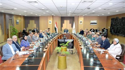 مجلس جامعة المنصورة يناقش استعدادات العام الجديد ويطلق برنامج فارم دي بالشراكة مع مانشستر