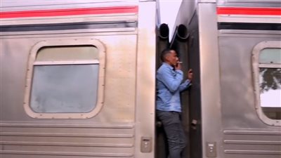 النقل تحذر من سلوكيات سلبية بالسكك الحديدية.. بينها الركوب بين فواصل العربات وشد فرامل الهواء