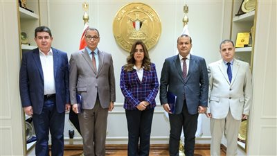 مجازر متنقلة.. التنمية المحلية توقع عقد توريد مجزرين مكيفين ومجهزين لخدمة المناطق الحدودية