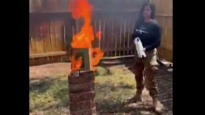 مرشحة بالكونجرس الأمريكي تشعل النار في المصحف وتتوعد بإنهاء الإسلام في تكساس