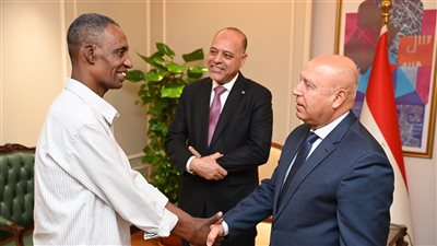 شهادة تقدير ومكافأة مالية.. وزيرا النقل والعمل يكرمان عامل مزلقان بني سويف تقديرًا لشجاعته