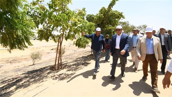 وزير الإسكان خلال