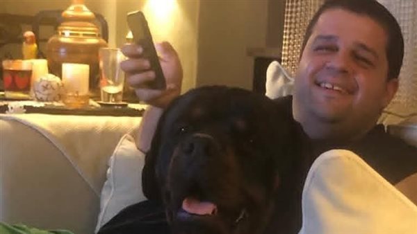 الكلب مع صاحبه 