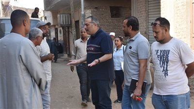 رئيس مياه الأقصر يتفقد الوصلات المنزلية للصرف الصحي بقرية الرياينة