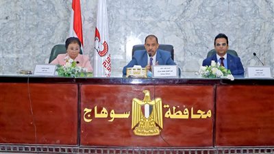 بحضور نائب وزير الصحة.. محافظ سوهاج يعقد الاجتماع الدوري للمجلس الإقليمي للسكان