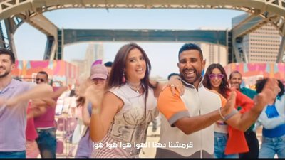 صعيدي وإسكندراني وشعبي.. لوكات ياسمين عبد العزيز وأحمد سعد في إعلانهما الجديد | صور