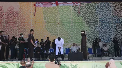 الحكم على شابين في إندونيسيا بالجلد علنًا بسبب واقعة مخلة بالآداب