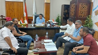 رئيس جهاز مدينة بني سويف الجديدة يجتمع بالشركات المنفذة لمشروعات الإسكان بالمدينة