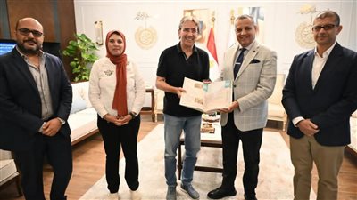 محافظ جنوب سيناء يبحث مع رئيس مجلس أمناء جامعة هليوبوليس سبل التعاون لإقامة مشروعات زراعية عضوية