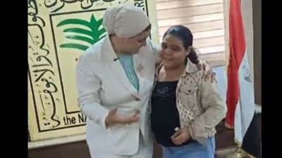 أهداها تابلت.. القومي للطفولة يكرم هايدي صغيرة الشيبسي بعد تصدرها التريند بفعل عفوي