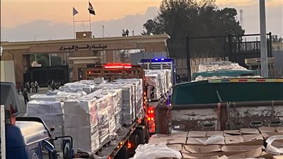 الهلال الأحمر يدفع بأكثر من 1500 طن مساعدات في قافلة زاد العزة الـ 24 إلى غزة 