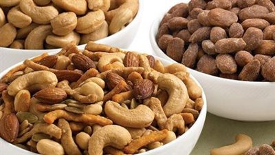 تقلل الإصابة بأمراض القلب.. تعرف على فوائد المكسرات 