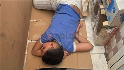 بينام على باب المحل.. صورة لصغير قتل على يد سارق خلال دفاعه عن مال والده ببورسعيد تشعل السوشيال ميديا