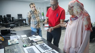 أسرة أسطورة الكرة المصرية عبد الكريم صقر تهدي أبرز مقتنياته لاتحاد الكرة