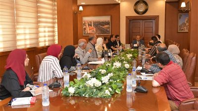 محافظ بورسعيد يبحث سرعة صرف المستحقات المالية للمعلمين