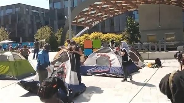 محتجون يقتحمون مقر