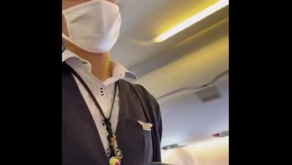 مضيفة بالخطوط الجوية