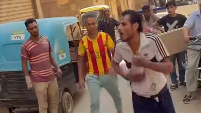 هدده بإشعال سيارته.. الأمن يفحص فيديو لتعدي سائق توك توك على مواطن بقليوب