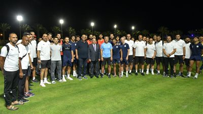 محافظ بورسعيد يزور فريق المصري ويطالب اللاعبين بالعودة للانتصارات