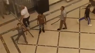 بطفيات الحريق والعصي.. مشاجرة بين أهل عروسين وجاردات إحدى القاعات في بني سويف| فيديو 