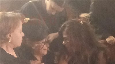 انهيار شقيقة الإعلامي عاطف كامل فور وصول جثمانه إلى كنيسة مارمرقس | صور 