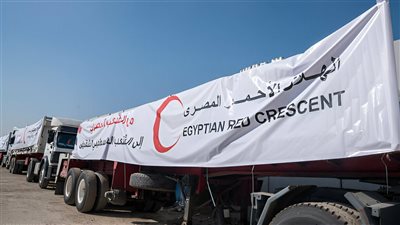 زاد العزة.. الهلال الأحمر: الدفع بـ 155 شاحنة تحمل 2400 طن مساعدات إلى غزة 