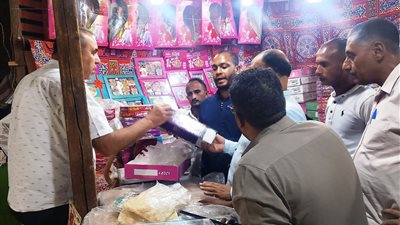 ضبط 443 كجم من المواد والسلع الغذائية مجهولة المصدر في حملات بأسوان