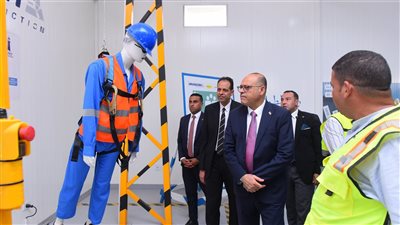 وزير العمل يزور موقع المترو الجديد بالإسكندرية ويتفقد دورات تدريبية للعمال على إجراءات السلامة