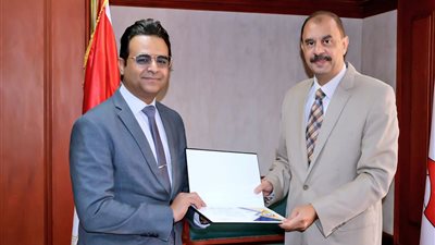 محافظ سوهاج يكرم وكيل وزارة الصحة بسوهاج لحصول 4 وحدات صحية على الاعتماد والجودة