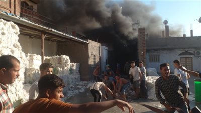 بـ4 سيارات إطفاء.. السيطرة على حريق مصنع قطن في الغربية