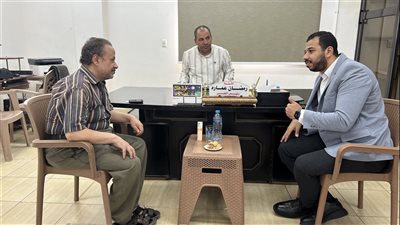 رئيس حي المنيرة خلال استقباله عم محمد بائع الدهانات الكفيف: أنت نموذج مشرف.. ومكتبي مفتوح لك في أي وقت