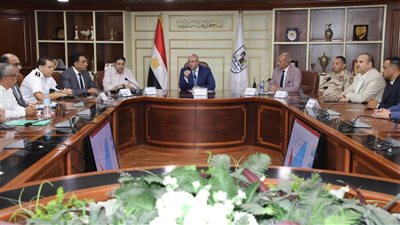 محافظ بني سويف يتابع أعمال غلق اللجان وبدء فرز الأصوات بجولة الإعادة في انتخابات الشيوخ