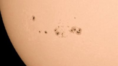 رصد بقعة شمسية نشطة ضخمة في النصف الجنوبي من الشمس