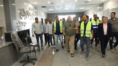 استعدادًا للافتتاح.. محافظ الوادي الجديد يتفقد أعمال تشطيبات مستشفى الداخلة الجديد