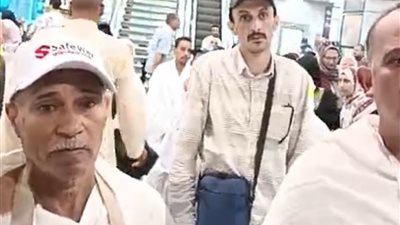 استغاثة معتمرين بعد تأخر رحلتهم 12 ساعة بمطار القاهرة