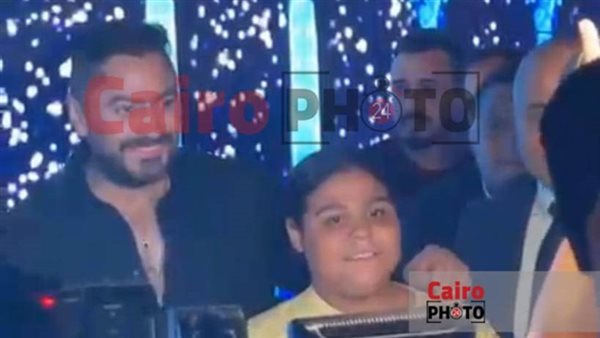 تامر حسني والطفلة