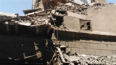 إصابة شخص في انهيار جزئي لعقار بشارع المعز