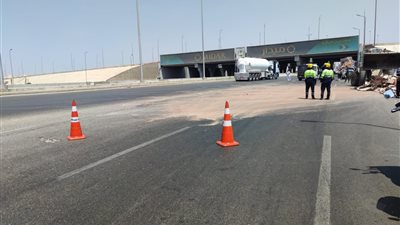 سقوط حمولة سيراميك أعلى الطريق الدائري الأوسطي بالشروق