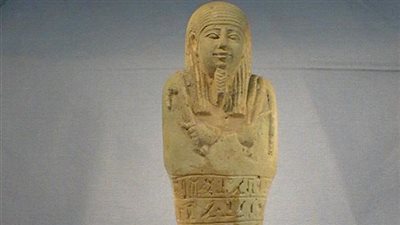 عليه 11 سطرًا هيروغليفيًا.. متحف ألارد بيرسون يعرض تمثال كاهن يكشف أسرار العالم الآخر 