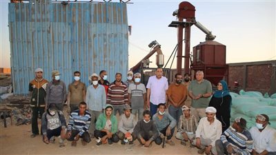 مكافآت فورية من محافظ الوادي الجديد للعاملين بمصنع تدوير مخلفات النخيل