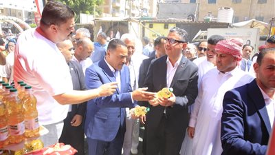 خصومات 30%.. وزير التموين يتفقد سوق اليوم الواحد وأهلًا مدارس في مطروح