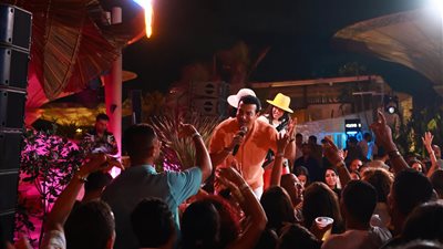 إيهاب توفيق يشعل الساحل الشمالي بحفل كامل العدد| صور