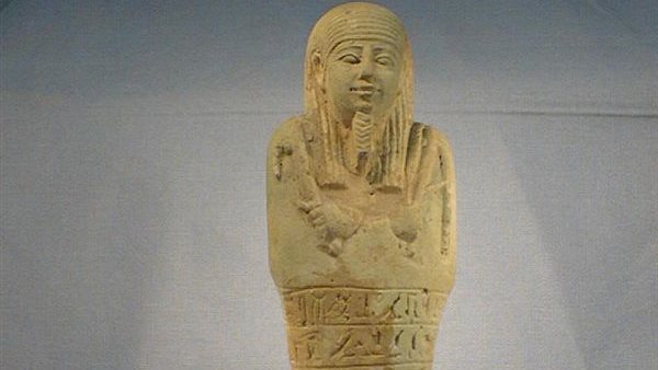 تمثال كاهن يكشف أسرار